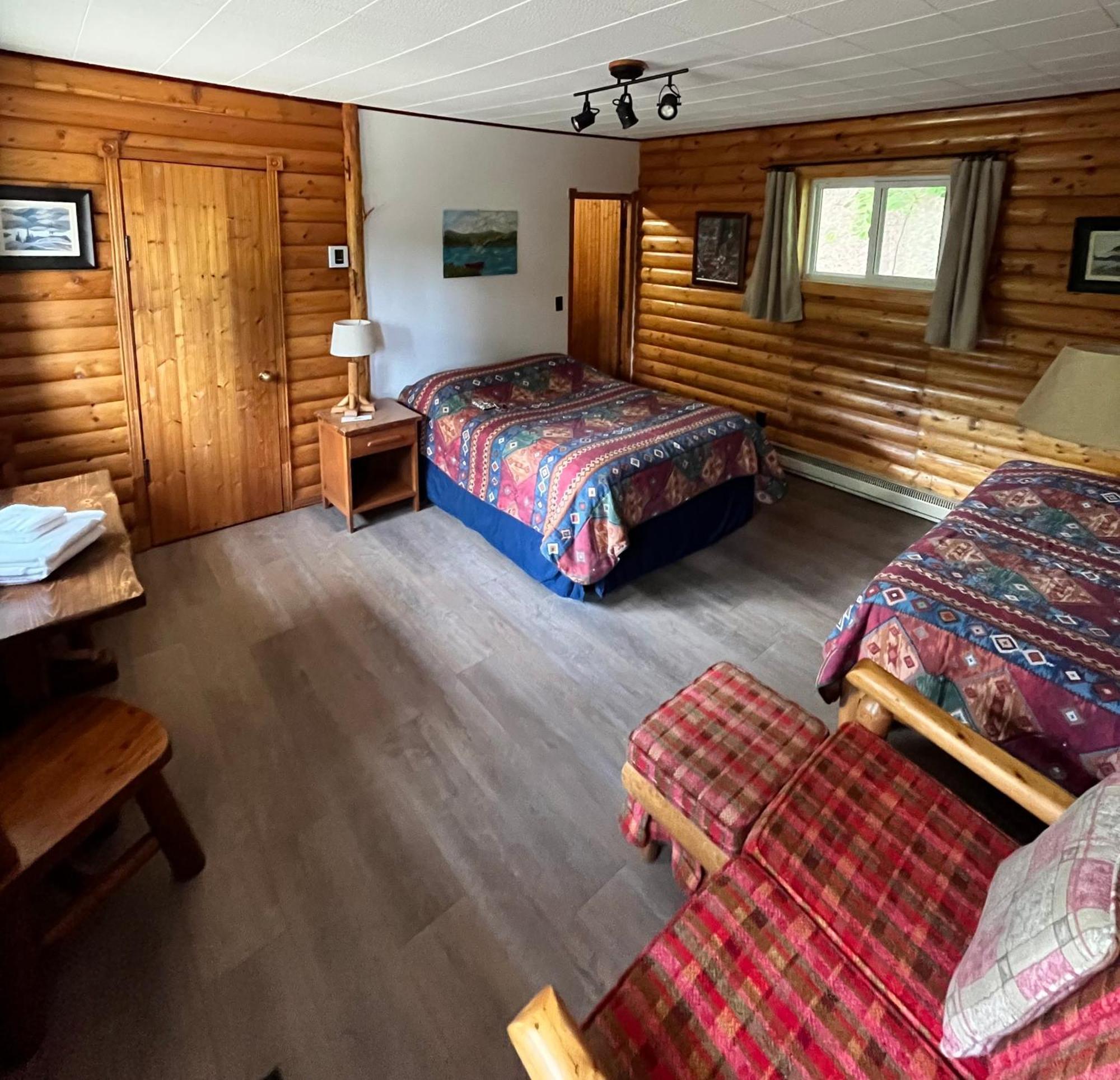 Kan-A-Mouche Pourvoirie Auberge Et Chalets Saint-Michel Kültér fotó