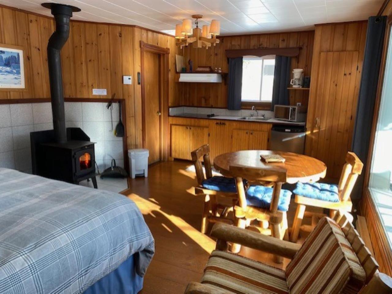 Kan-A-Mouche Pourvoirie Auberge Et Chalets Saint-Michel Kültér fotó