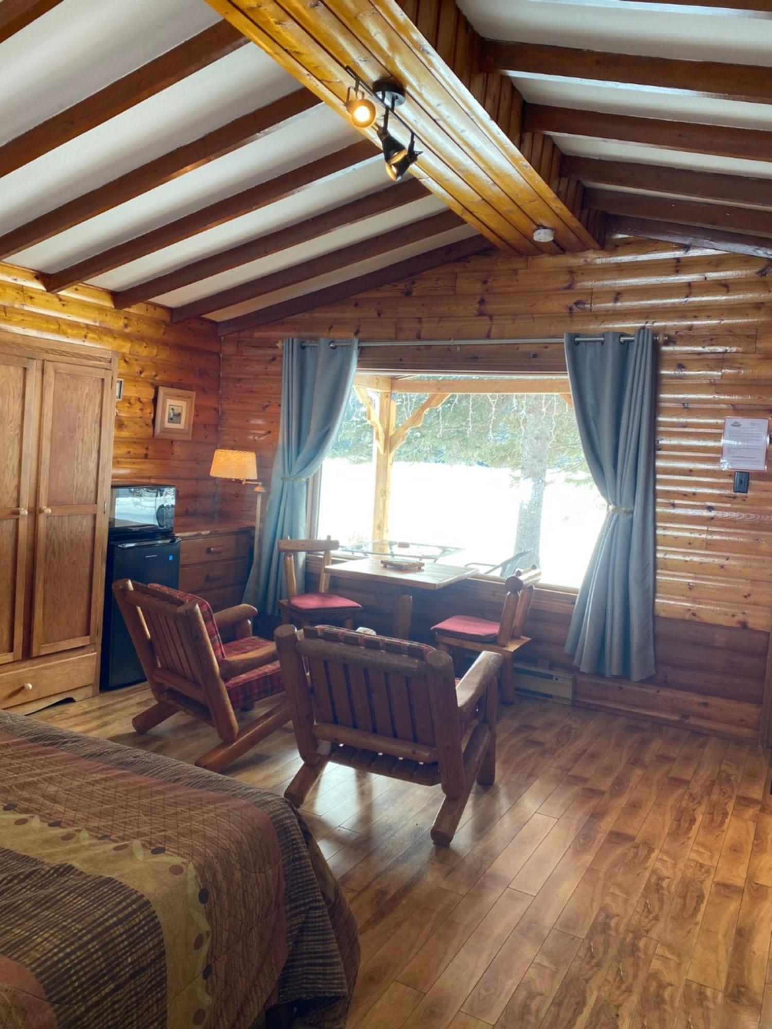 Kan-A-Mouche Pourvoirie Auberge Et Chalets Saint-Michel Szoba fotó