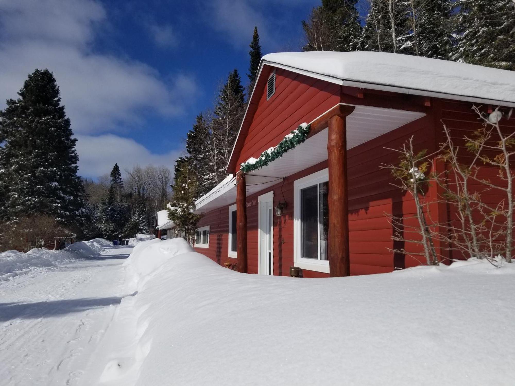 Kan-A-Mouche Pourvoirie Auberge Et Chalets Saint-Michel Kültér fotó