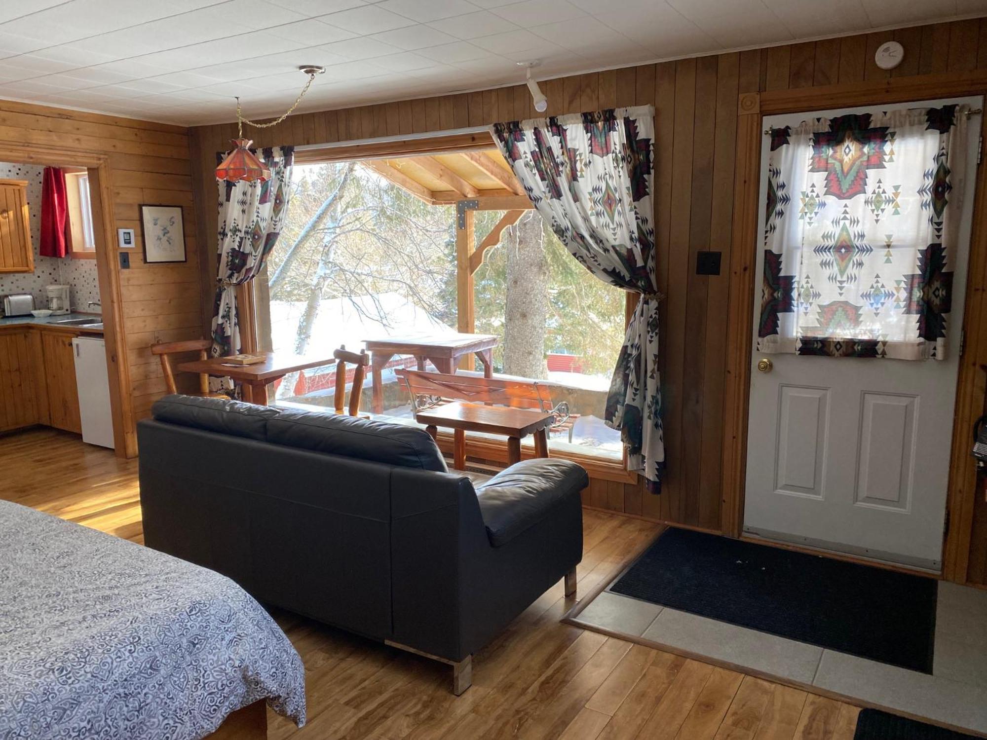 Kan-A-Mouche Pourvoirie Auberge Et Chalets Saint-Michel Szoba fotó