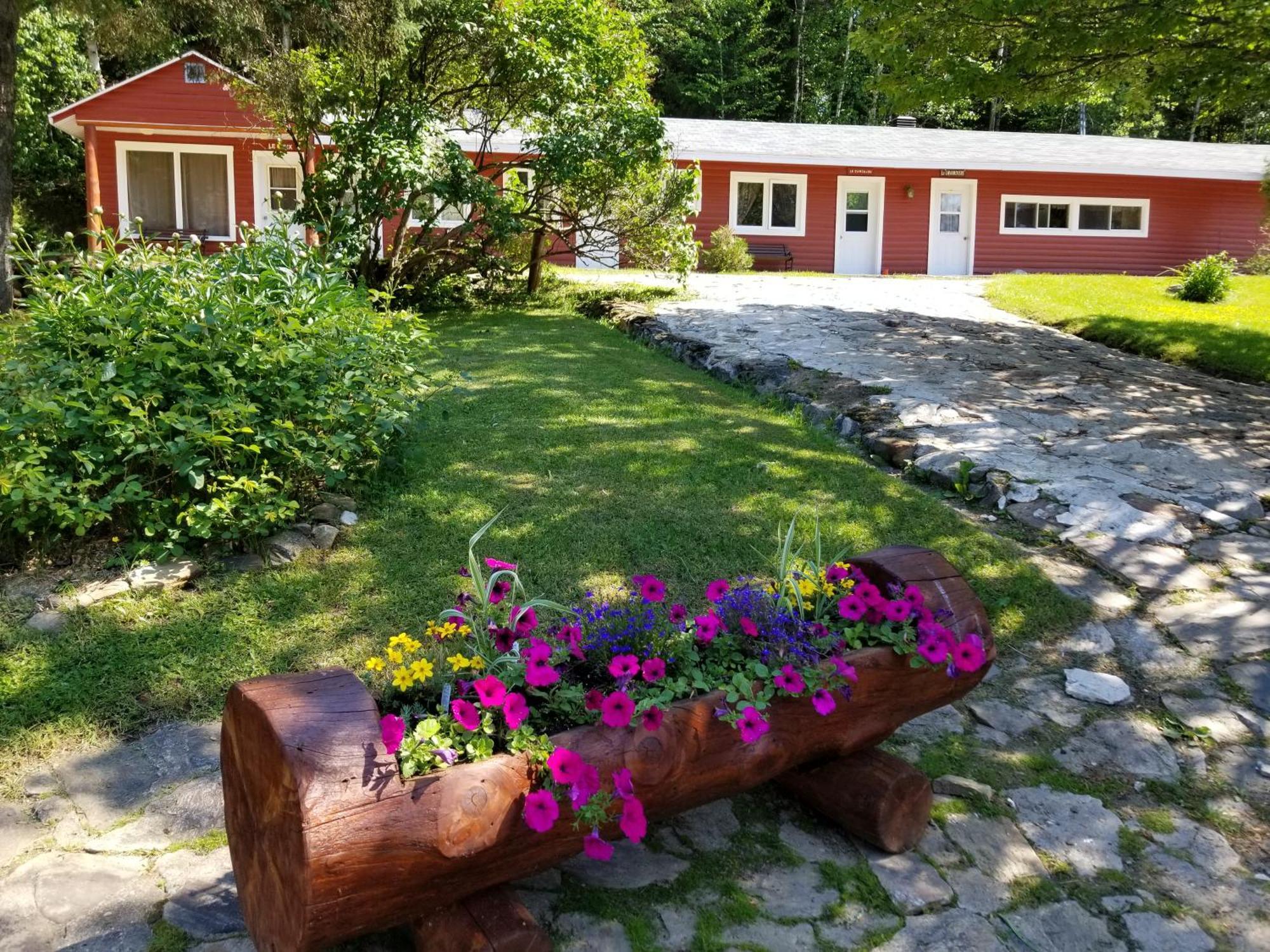 Kan-A-Mouche Pourvoirie Auberge Et Chalets Saint-Michel Kültér fotó