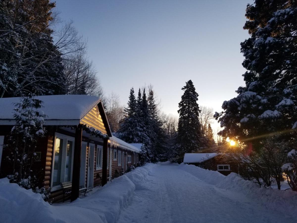 Kan-A-Mouche Pourvoirie Auberge Et Chalets Saint-Michel Kültér fotó